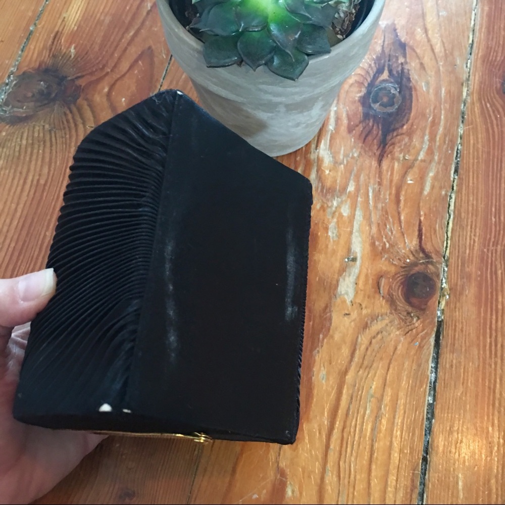 VINTAGE Charming Black and Gold Purse - Picture 8 of 8